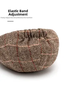 Détail d'une casquette à chevrons marron avec bande élastique réglable pour le confort