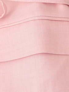 Dettaglio macro della trama del tessuto twill rosa e cuciture di precisione del blazer