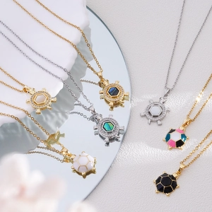 Colliers pendentifs tortue plaqué or 18K en couleurs variées avec incrustation nacre
