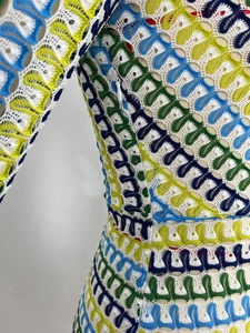 Dettaglio vestito da spiaggia all'uncinetto con pizzo colorato e cerniera invisibile bianca