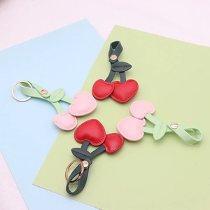 Llaveros de cereza en cuero PU con anillos dorados en colores rosa y rojo