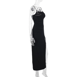 Détail de robe noire avec fente latérale montrant le plissage et le tissu élastique