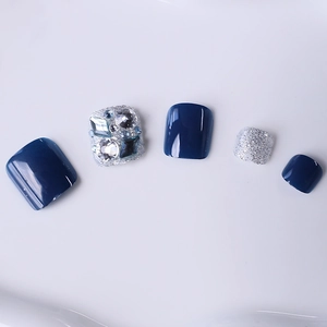 Unghie finte per piedi blu navy e argento glitterato con strass decorativi chic