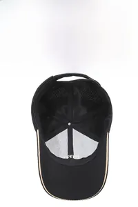 Vue interne de la casquette noire avec maille respirante et bordure de visière beige