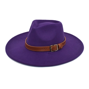 Détail d'un chapeau fedora violet à large bord avec bande en cuir marron et boucle en métal