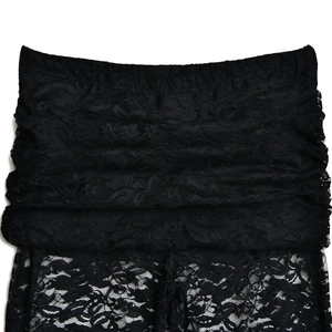 Detailansicht der schwarzen Spitzenhose mit filigranen Blumenmustern und Texturen
