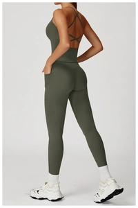 Détail du legging de yoga taille haute vert foncé avec poches latérales pour le rangement