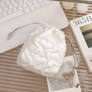 Pochette à cordon matelassée en forme de cœur blanc avec finition satinée et cordon argent