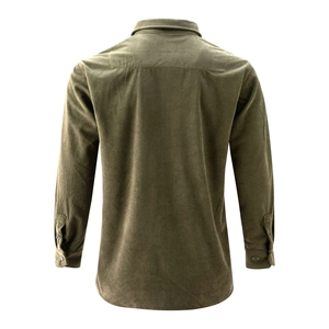 Vista posteriore della camicia in velluto a coste verde militare con trama verticale