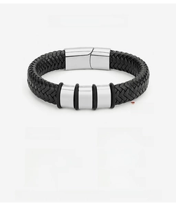 Detail eines schwarzen Lederarmbands mit Edelstahlelementen und sicherem Magnetverschluss