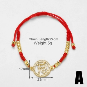Detail eines roten Webarmbands mit Goldperlen und einem Kristall-Glaubensanhänger