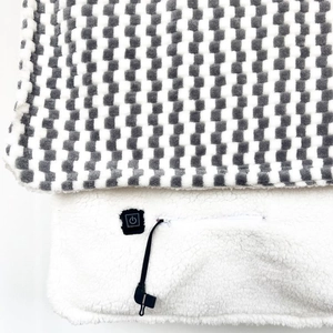 Detail der USB-Heizdecke mit doppelseitiger Plüsch- und Fleece-Textur am Stoff