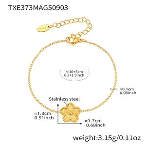 Détail du bracelet en acier inoxydable plaqué or 18k avec pendentif fleur à cinq pétales