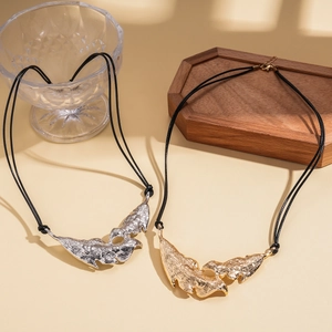 Collier pendentif feuille métallique minimaliste avec texture naturelle sur cordon