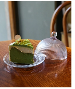 Detail einer geriffelten Glas-Dessertplatte mit passender Haube und Kugelgriff