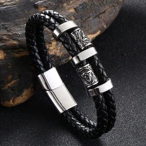 Détail du bracelet en cuir tressé multicouche avec fermoir magnétique en acier argenté