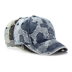 Empilement de casquettes baseball en jean délavé avec détails déchirés en quatre coloris