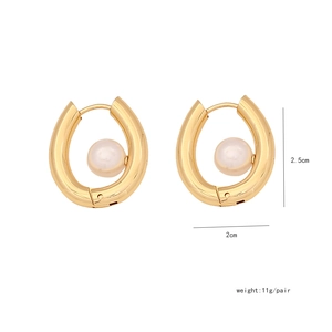 Dettagli orecchini a U dorati con perle, dimensioni 2,5 cm e 2 cm e peso di 11 g