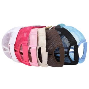 Dettaglio di berretti da baseball per coda di cavallo in vari colori con rete e velcro