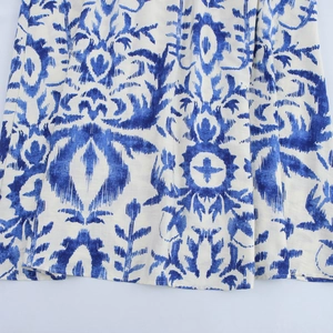 Urlaubskleid mit blau-weißem Ikat-Muster, Lampionärmeln und V-Ausschnitt-Design