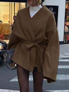 Détail d'un manteau en laine marron à manches longues avec ceinture pour femme