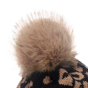 Berretto in maglia leopardata da donna con pompon in ecopelliccia per l'inverno