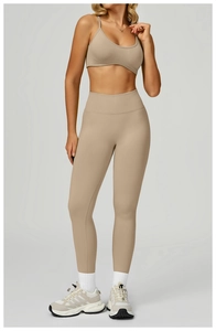 Détail de la taille haute côtelée du legging de yoga et de la brassière beige sans couture