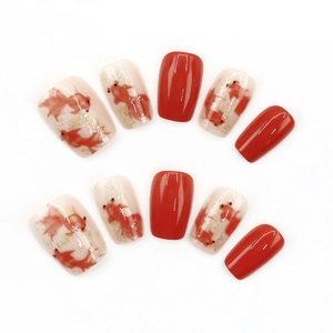 Faux ongles courts rouges carpe koi avec paillettes dorées et fini brillant 30pcs