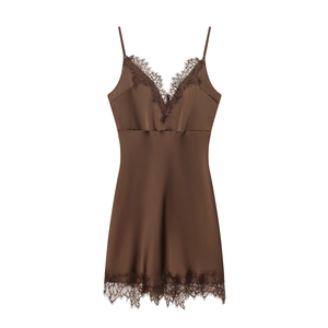 Elegantes braunes Satin-Unterkleid mit zarter Spitzenborte für modische Damen