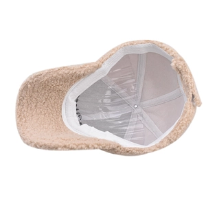 Detailansicht der Innenseite der beige Teddy-Fleece-Basecap mit weißem Schweißband