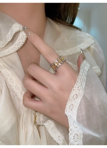 Détail d'une bague large florale bicolore plaquée or et argent avec des zircons