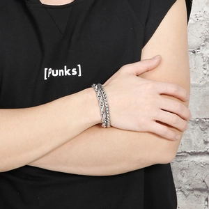 Bracelet punk double couche pour homme en acier inoxydable argenté sur le poignet d'un homme