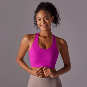 Détail de brassière de yoga fuchsia à fort maintien avec col en U et large ourlet