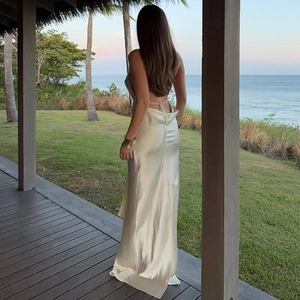 Détail du design dos nu à lacets sur une robe longue de soirée en satin champagne