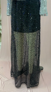 Detailansicht des glitzernden silbernen Paillettenärmels und der schwarzen Paillettenrock-Textur