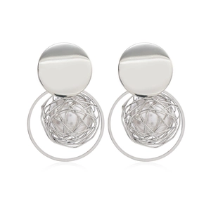 Vue détaillée des boucles d'oreilles géométriques argentées avec cage en fil et perle