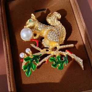 Détail d'une broche écureuil avec perle blanche et cristaux incrustés de luxe