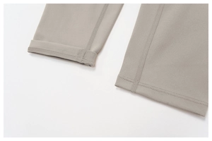 Détail de la jambe du pantalon de yoga taille haute montrant des coutures plates précises