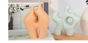 Minimalistische Silikonform für DIY abstrakte Kunstkerzen in rosa und grünen Pastelltönen