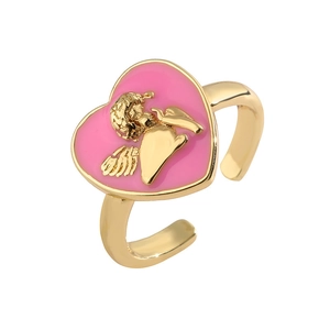 Anello dorato regolabile con smalto a cuore rosa e icona di angelo su sfondo bianco