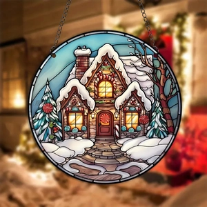 Détail d'un ornement de Noël en acrylique avec maison et chaînes de suspension