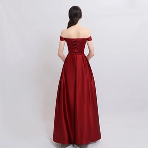 Robe de soirée élégante en satin bordeaux avec col bardot et dos lacé sophistiqué