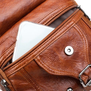 Sac à bandoulière en cuir marron avec poche zippée pratique et boucle magnétique