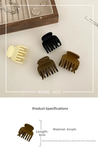 Dettaglio di fermacapelli da 4 cm in acrilico opaco nei colori beige, nero, marrone e oliva