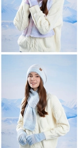 Dettaglio del set cappello, sciarpa e guanti in maglia blu su sfondo di montagna