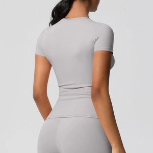 Vue arrière du t-shirt de sport gris clair ajusté avec un tissu respirant extensible
