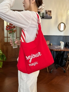 Grand sac cabas rouge en toile avec bandoulière à rayures et imprimé bonjour magic
