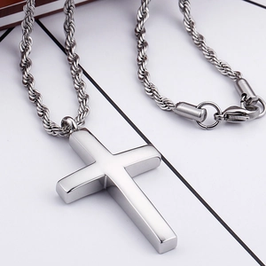 Collier avec pendentif croix en acier inoxydable argenté et chaîne torsadée élégante