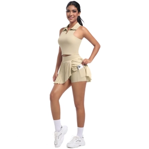Détail d'un ensemble de sport beige avec gilet zippé et jupe plissée dotée d'une poche latérale