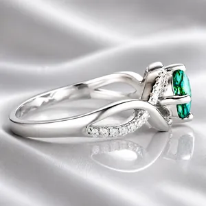 Detail van gedraaide ring met blauwe opaal en witte accenten in zilveren afwerking